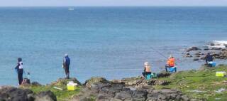 澎湖清明連假好天氣 磯釣場擠滿釣客個個大豐收