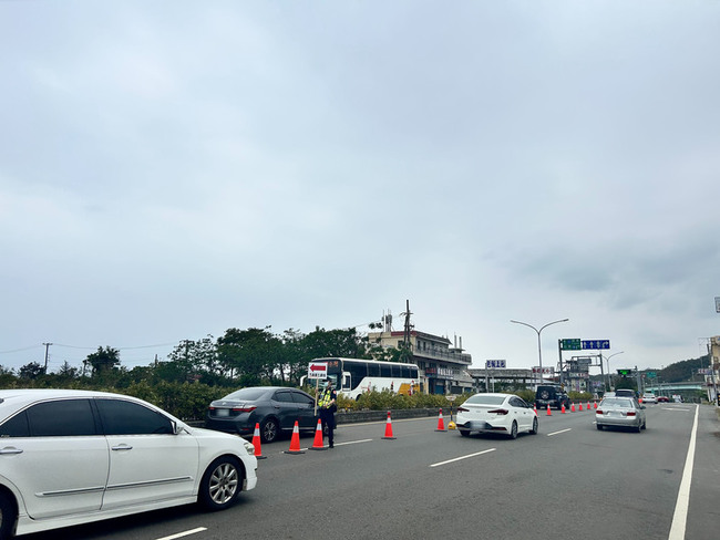 清明連假收假湧北返車潮 台1線楓港段調撥車道 | 華視新聞