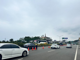 清明連假收假湧北返車潮 台1線楓港段調撥車道