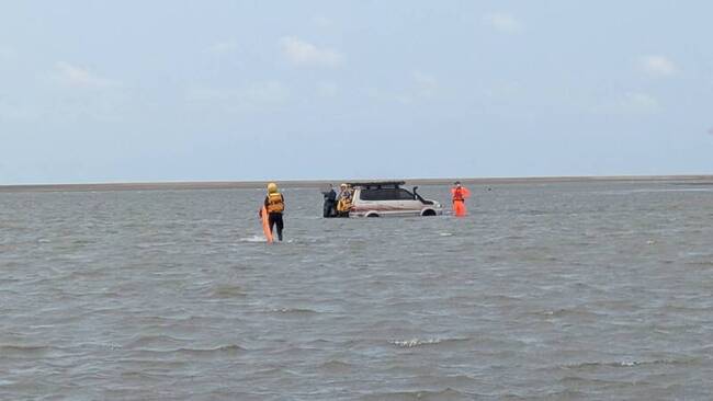 台中車困大安潮間帶距岸200公尺 消防搶救帶1男上岸 | 華視新聞