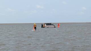 台中車困大安潮間帶距岸200公尺 消防搶救帶1男上岸