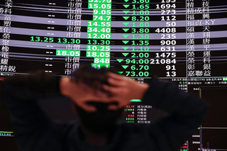 綠：藍白亂砍預算瞎扯關稅救命金 兩面手法扯後腿