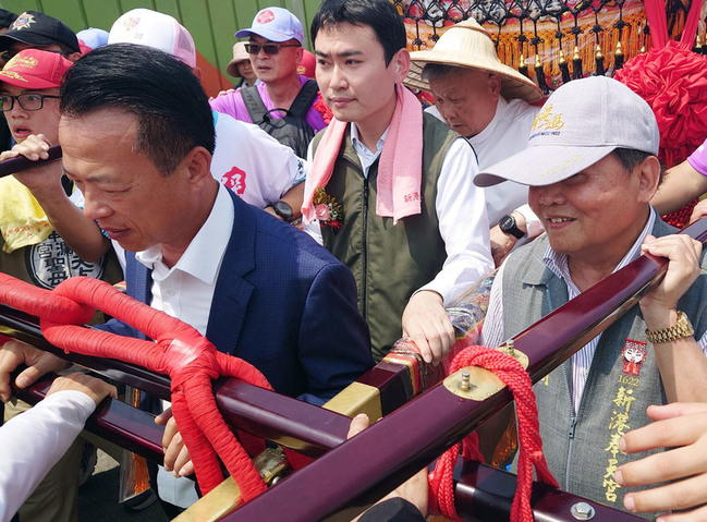 大甲媽抵達新港 逢股市大跌信眾祈求挺過關稅風波 | 華視新聞