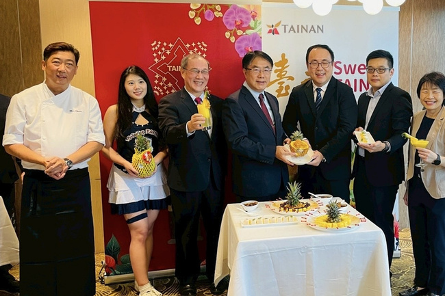 黃偉哲新加坡行銷「台南甜」 宣布金鑽鳳梨上架超市 | 華視新聞