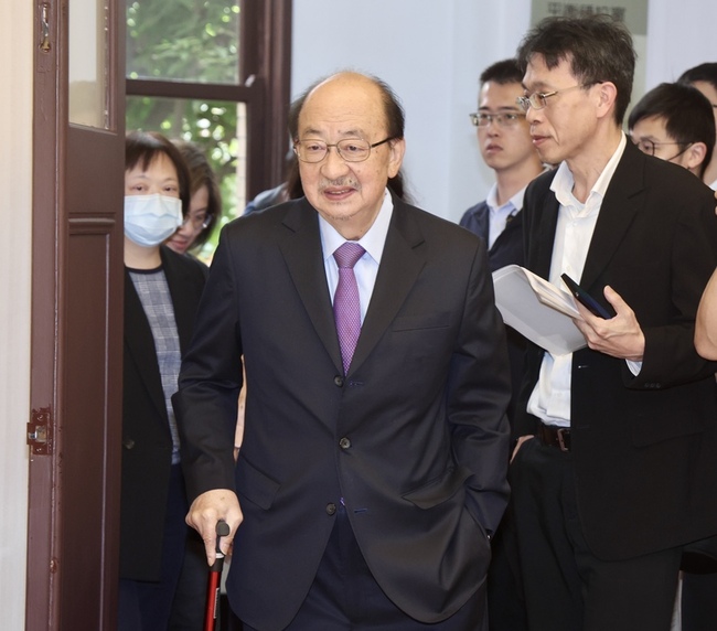 藍提已刪1439億總預算作紓困 柯建銘：無憲法常識 | 華視新聞