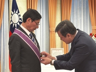 日外交官牛尾滋為台灣執言  李逸洋頒贈勳章致謝