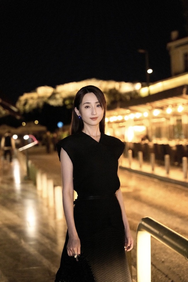 柯佳嬿希臘雅典看時裝秀  合影三吉彩花、庭沼珉 | 華視新聞