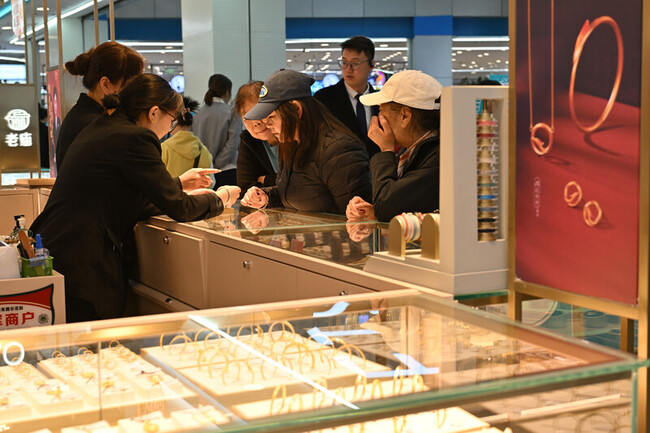 全球金價下跌 中國民眾趁機搶購金飾 | 華視新聞