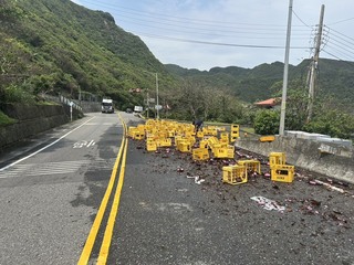 大貨車載米酒未綁妥台2線龍洞段掉滿地 警開單舉發