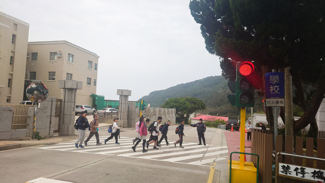 馬祖最稀有紅綠燈  準時上工守護學童安全路 | 華視新聞