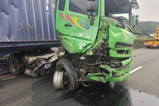 國1聯結車撞緩撞車釀1死1傷 道路一度全線封閉