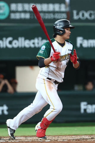 曾昱磬中職生涯首轟助雄鷹搶勝  獅隊吞4連敗