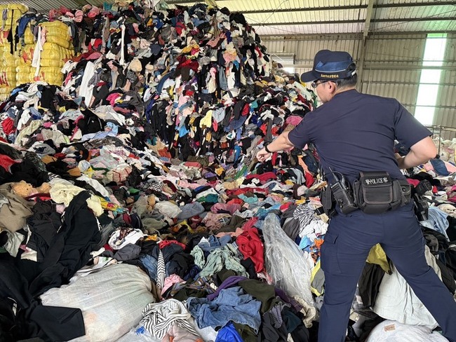 高雄女作業員遭倒塌「舊衣山」重壓 救出無生命跡象 | 華視新聞