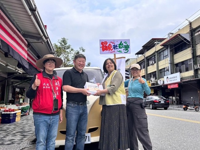 張峻繳500份連署書助「罷傅」 藍營：心痛與不值 | 華視新聞