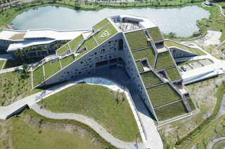 台東大學圖資館如綠色金字塔 獲建築永續銀級獎