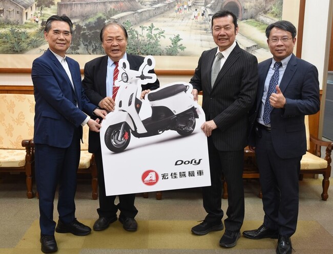 奇美醫院醫師支援澎湖 在地企業捐3機車供代步 | 華視新聞