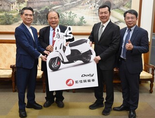 奇美醫院醫師支援澎湖 在地企業捐3機車供代步