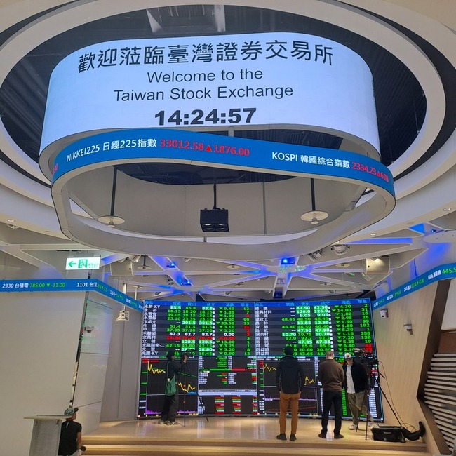 關稅風暴上路台股再跌1068點 上市櫃融資大減437億 | 華視新聞