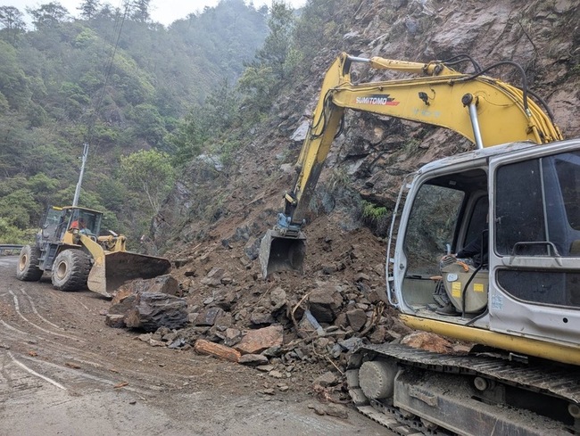 中橫便道坍方 谷關工務段兩端同步搶修 | 華視新聞