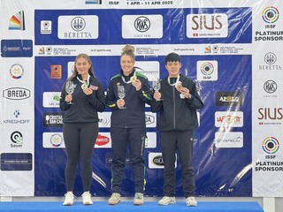 世界盃射銅有突破 劉宛渝借外套登頒獎台