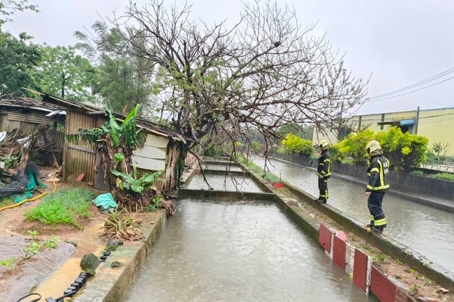 大雨釀災 桃園工人涵管內被沖走 消防人員搜尋中 | 華視新聞