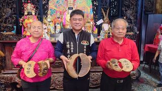 傳統工藝保存者黃奕薰 贈竹頭筊為港口宮媽祖慶生