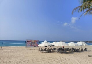 墾丁南灣統一米白陽傘典雅迎客 5月推嘉年華派對