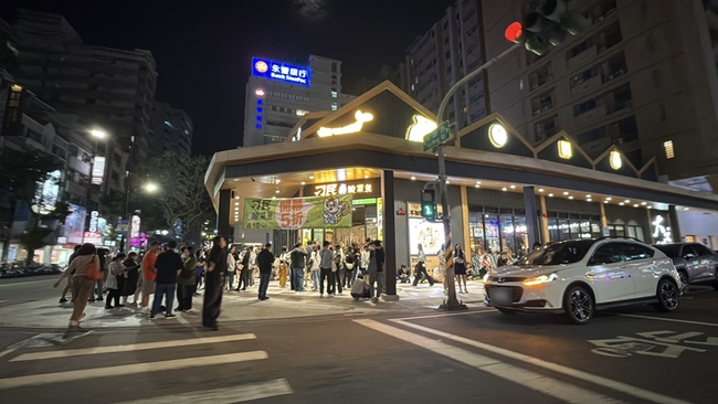 看準外食族商機 酸菜魚排隊名店插旗高雄巨蛋商圈 | 華視新聞