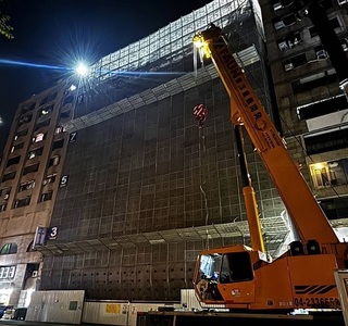 台中公園路工地樓板鷹架傾斜 施工拉回並加固