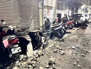新北三重公寓外牆大片磁磚掉落 6輛機車遭波及