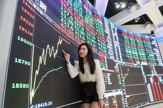 台股歷經崩跌再飆漲 週線收黑1769點股民見證歷史