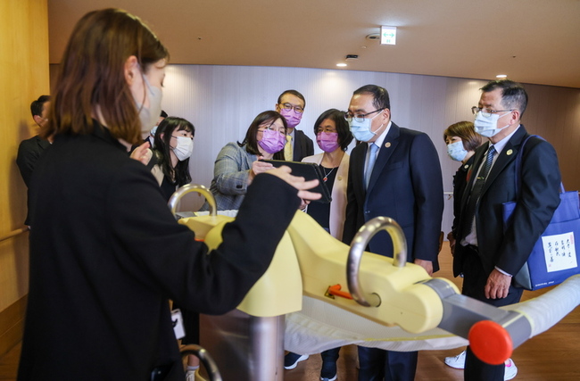 侯友宜參訪日本善光會 借鏡科技與AI照護長者經驗 | 華視新聞
