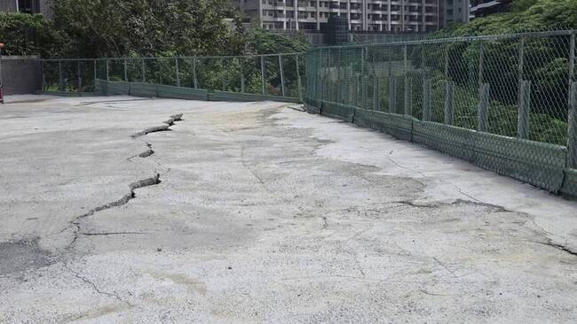 議員爆淡水區臨時停車場鋪面陷 籲市府介入改善 | 華視新聞