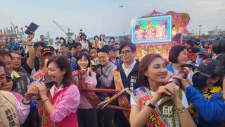 林園鳳芸宮媽祖駐駕高雄港 陳其邁扛轎迎接