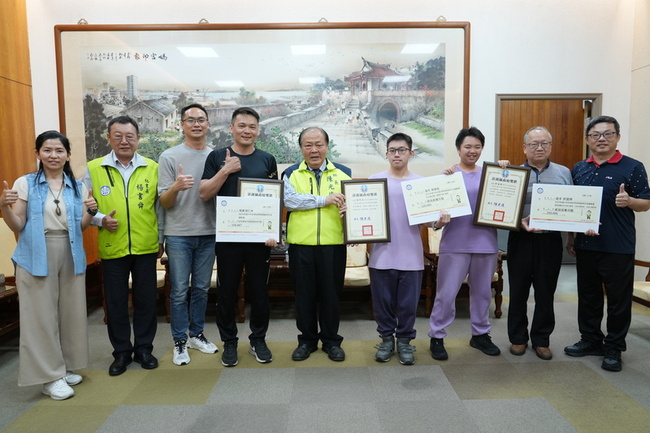 澎湖選手特奧會獲獎牌 陳光復頒發獎金嘉勉 | 華視新聞