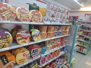 餐廳食品廠跨界推杯麵搶商機  泡麵市場進入戰國時期