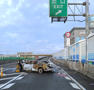 國1高雄前鎮段火燒車 男駕駛自撞燒成焦屍