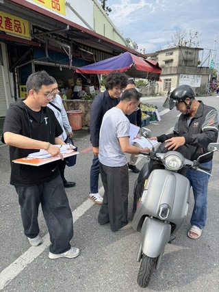 罷傅案 沈伯洋偕民進黨中央幹部花蓮掃街衝連署