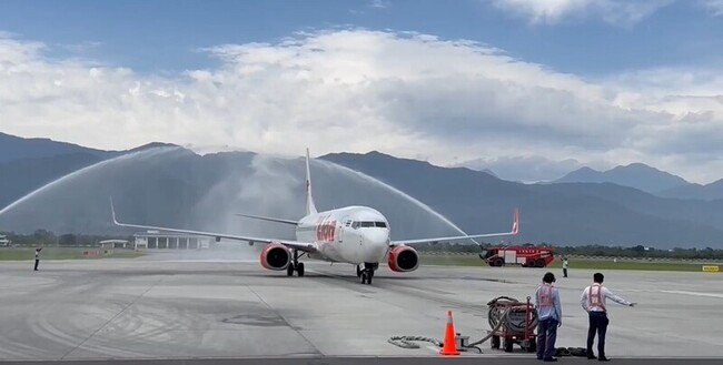 泰國飛台東包機直航 首航遇側風先轉高雄再抵台東 | 華視新聞