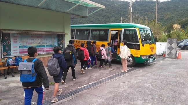 花蓮縣府獲補助汰換老舊交通車 學子安心上學 | 華視新聞