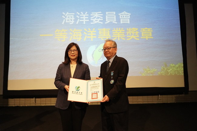 用科學照亮政策 魚類專家邵廣昭獲一等專業獎章 | 華視新聞