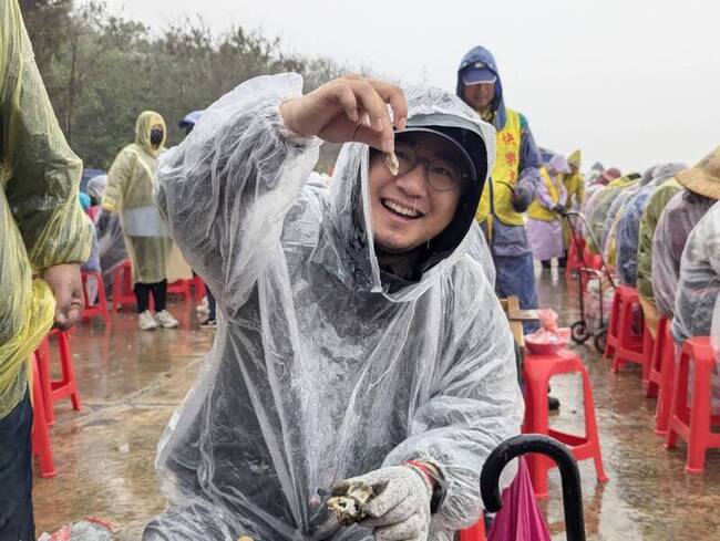 金門金寧鄉雨中千人剝蚵 體驗地方百年產業 | 華視新聞