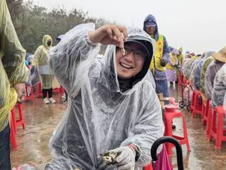 金門金寧鄉雨中千人剝蚵  體驗地方百年產業