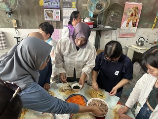 大甲媽遶境沿途免費點心攤 外國人直呼太驚奇