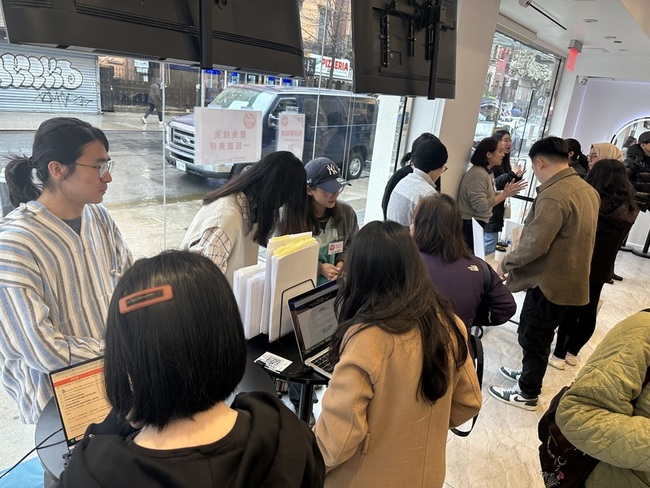 美國台僑罷免簽署快閃活動 關心台灣民主未來 | 華視新聞