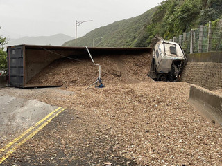 曳引車瑞芳台2線翻覆木屑滿地 雙向交通一度受阻