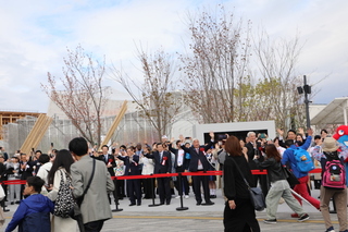 大阪世博陰雨中開幕熱情不減 首日估湧入逾14萬人