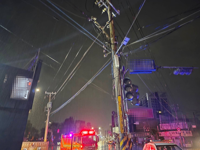 高雄岡山凌晨豪雨 高壓線路斷線1350戶受影響 | 華視新聞