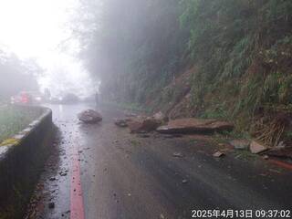 高雄大雨南橫落石阻斷交通 預計上午11時搶通