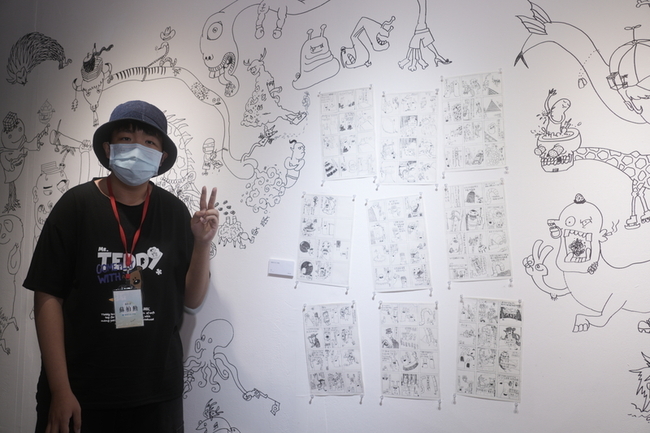 華梵大學美術系畢展  展牆即興創作搞笑插畫 | 華視新聞